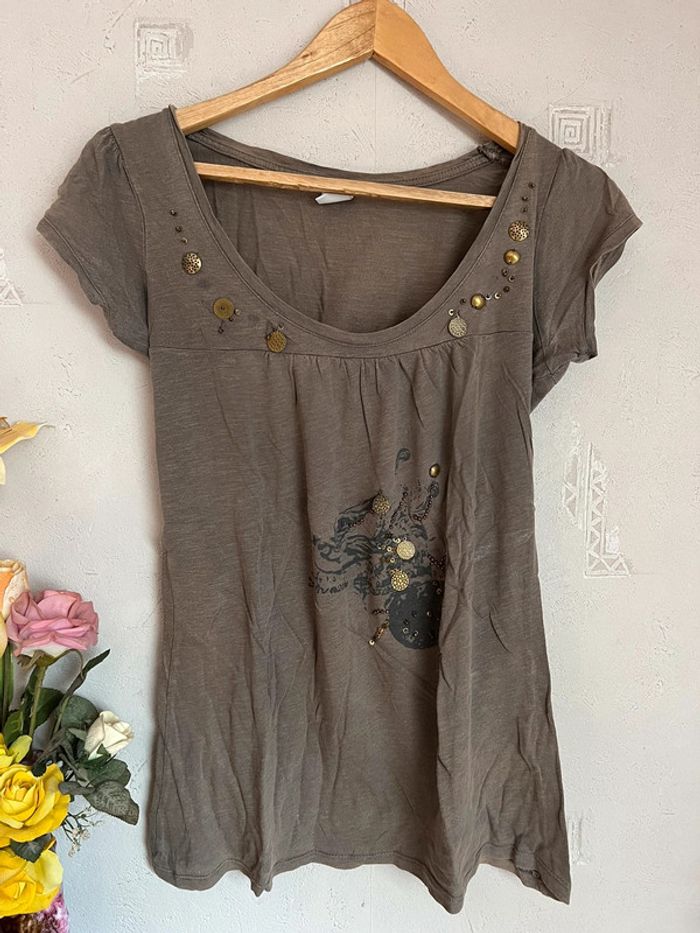 Tee-shirt kaki de chez Camaïeu