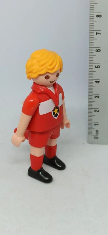 Homme joueur de football maillot et short rouge playmobil
