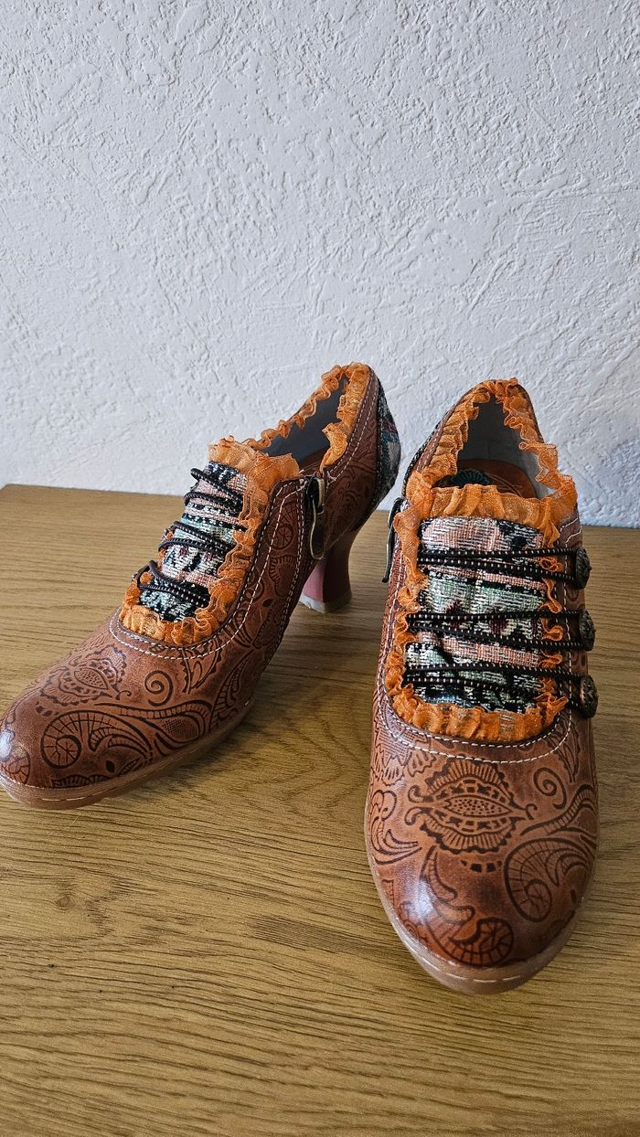 Magnifiques chaussures neuves à talons pointure 37