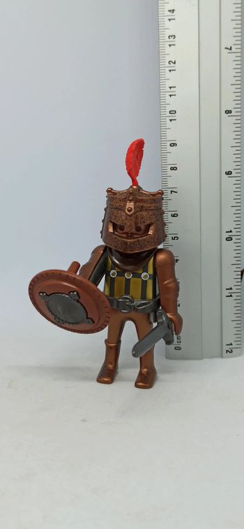 Homme chevalier avec casque couleur cuivre à plume rouge playmobil
