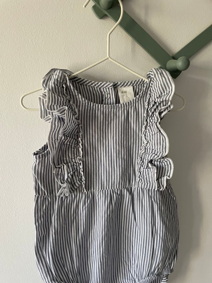 Barboteuse H&M rayures bleues 9 mois - photo numéro 3