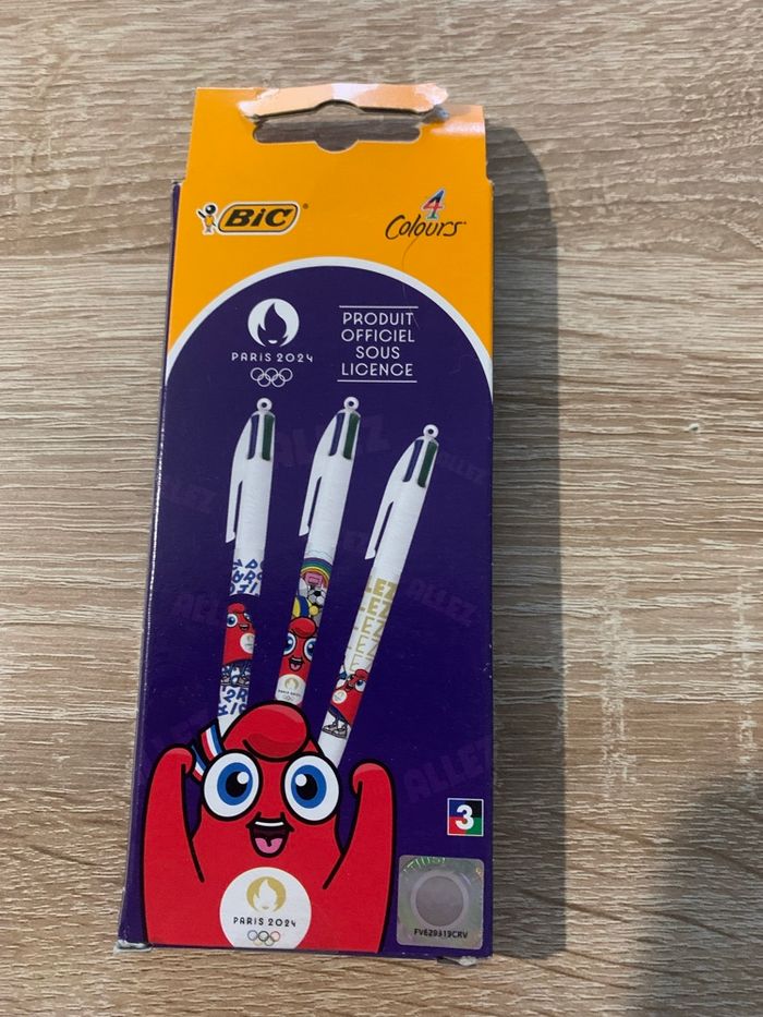 3 stylos 4 couleurs bic  phyge JO De paris 2024