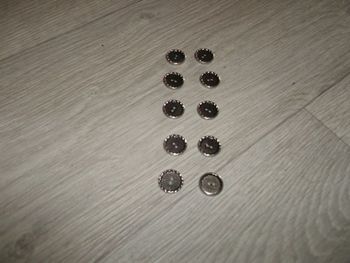 Lot de 10 boutons ronds, argentés, strié autour sur une face NEUF