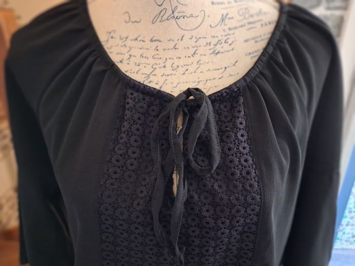 Blouse noire fluide avec le devant en dentelle ajourée - photo numéro 2