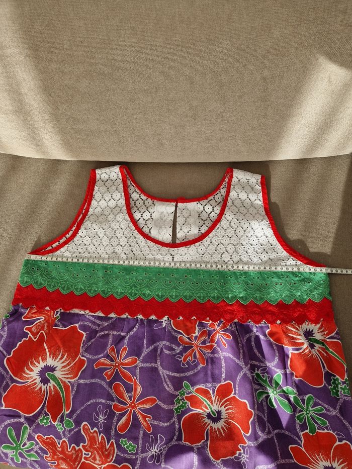 Robe polynésienne violette à fleurs rouge à détail dentelle - photo numéro 8