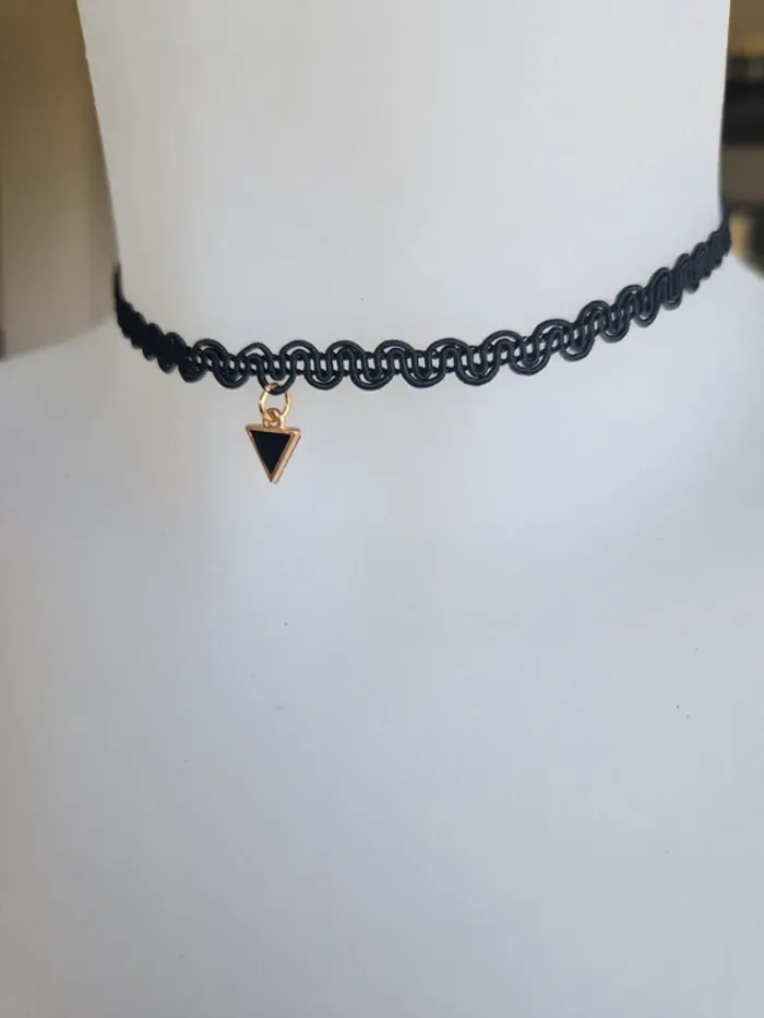 Collier fantaisie ras de cou noir pendentif triangle - photo numéro 2
