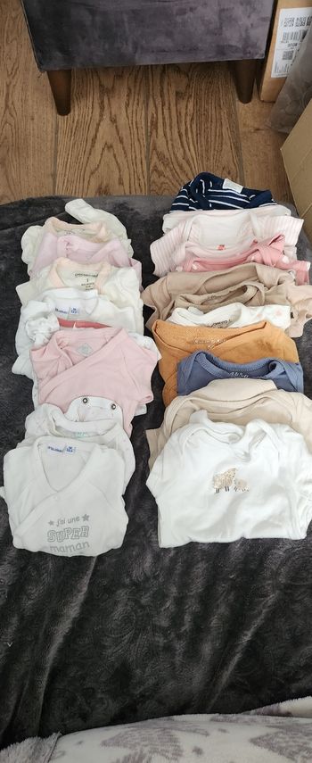 Lot bodies  0 mois et 1 mois