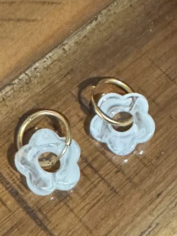 Boucles d’oreilles petites créoles acier fleur résine blanches