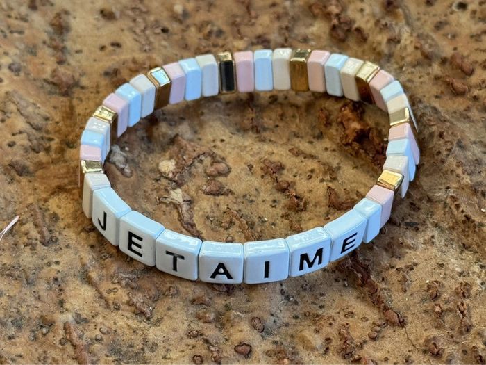 Bracelet élastique perles carrées or blanches roses je t’aime Mile Mila