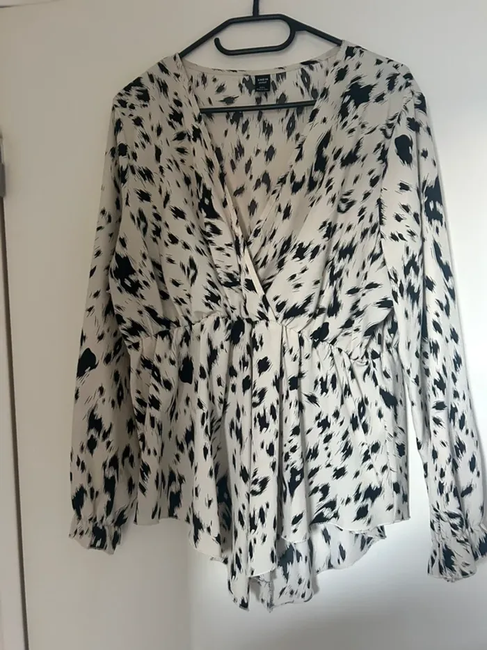 Blouse noir et blanche taille 0XL