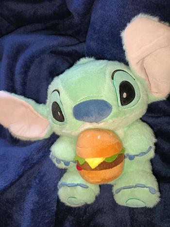 Peluche stitch avec hamburger 