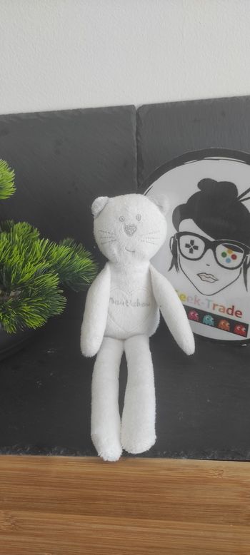 Doudou Chat peluche bout'chou monoprix blanc coeur gris moustache Triangle