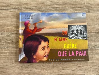 Livre des poèmes dans les yeux