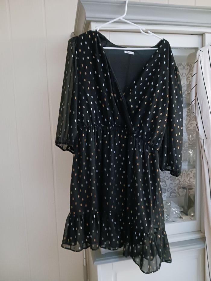 Robe  noire  à  pois
