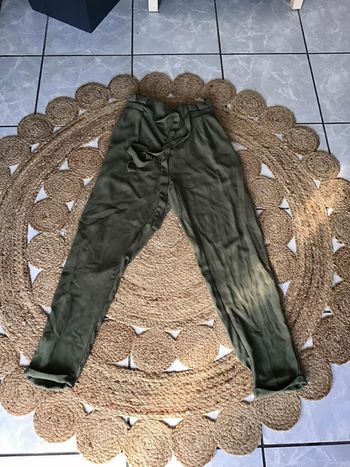 Pantalon de couleur kaki taille S de la marque Lefties