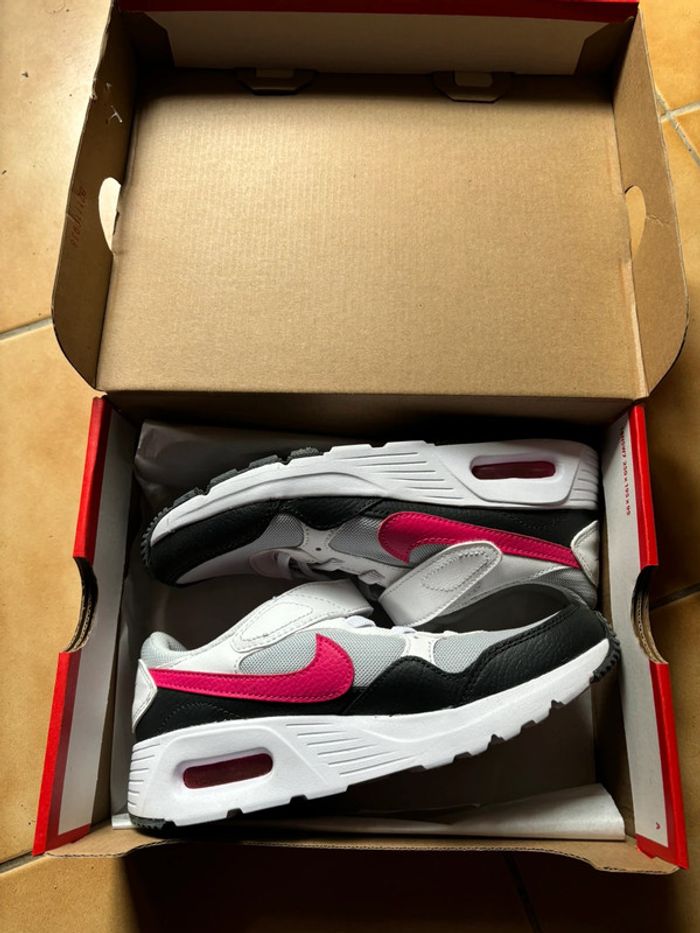 Belle paire de baskets Nike T. 36 fille neuves avec étiquette - photo numéro 7