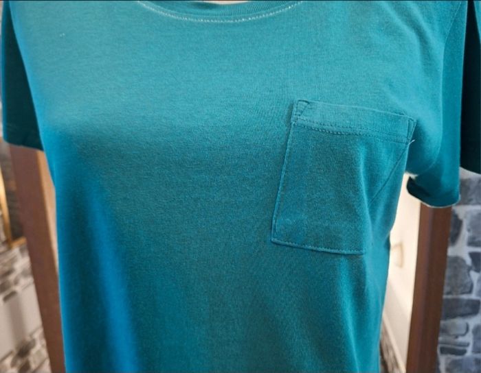 Tee-shirt vert avec une poche à la poitrine - photo numéro 3