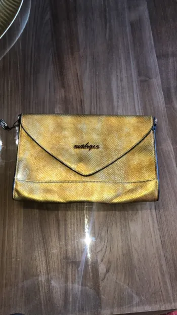 pochette doré style croco