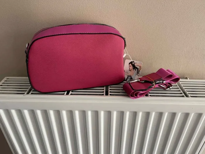 Pochette qui peut se porter au bras ou en bandoulière
