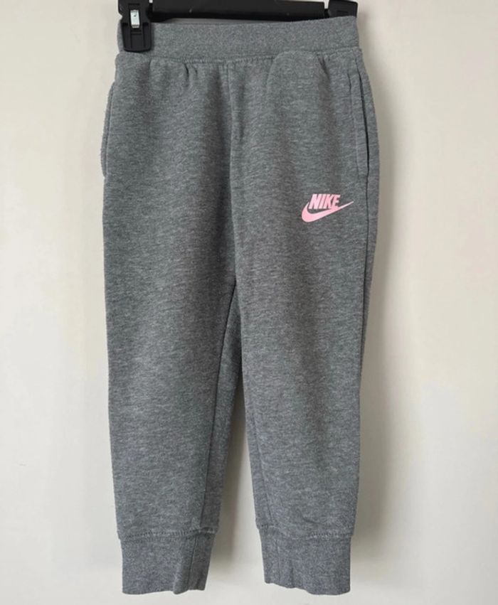 👖jogging gris avec poche fille Nike - 3-4 ans - bon état 👟