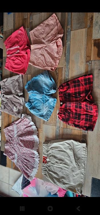 Lot fille 8 ans composé de 2 jupes et 5 shorts
