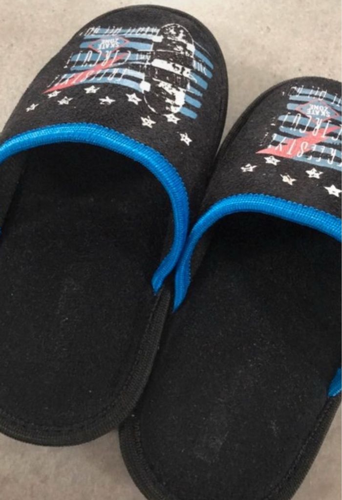 paire de pantoufles garçon noire et bleu pointure 33 inextenso passées en machine - photo numéro 5