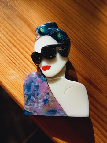 Grande broche en acrylique