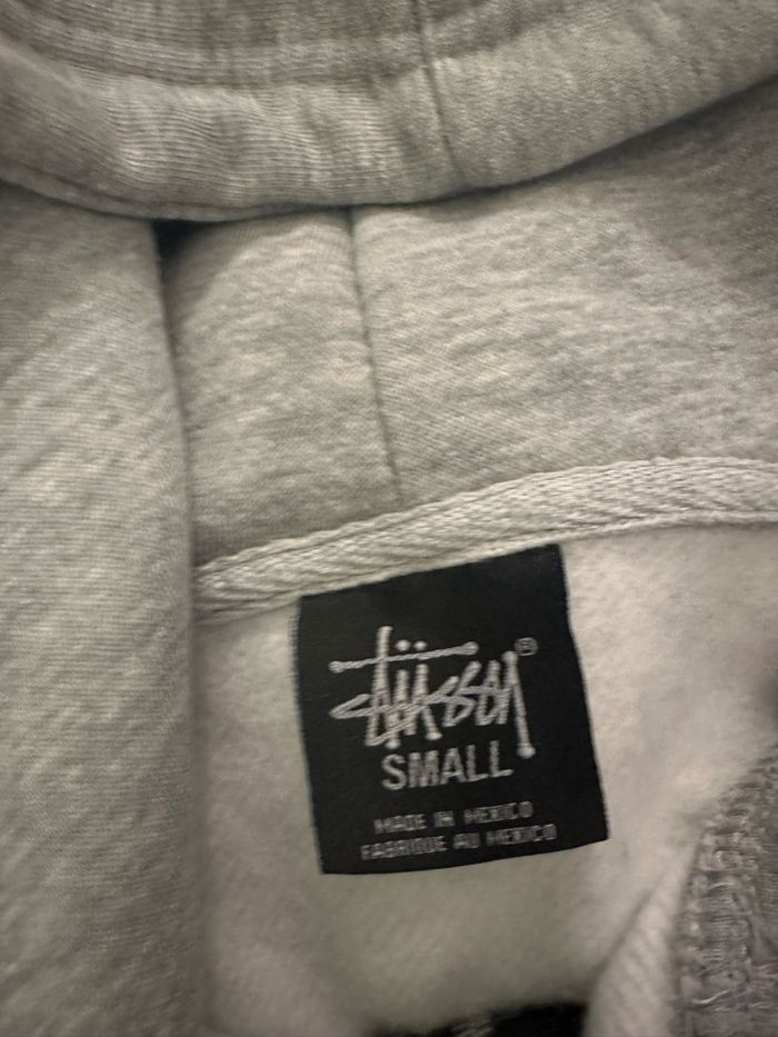 Sweat à capuche Stussy gris 👕 - photo numéro 4