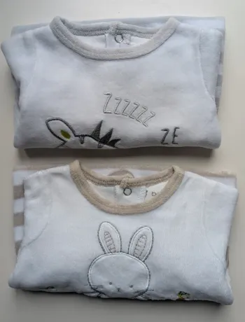 Lot 2 pyjamas/ dors bien velours TBE