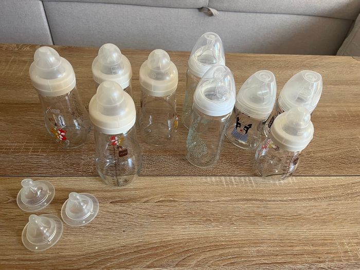Lot de 9 biberons en verre