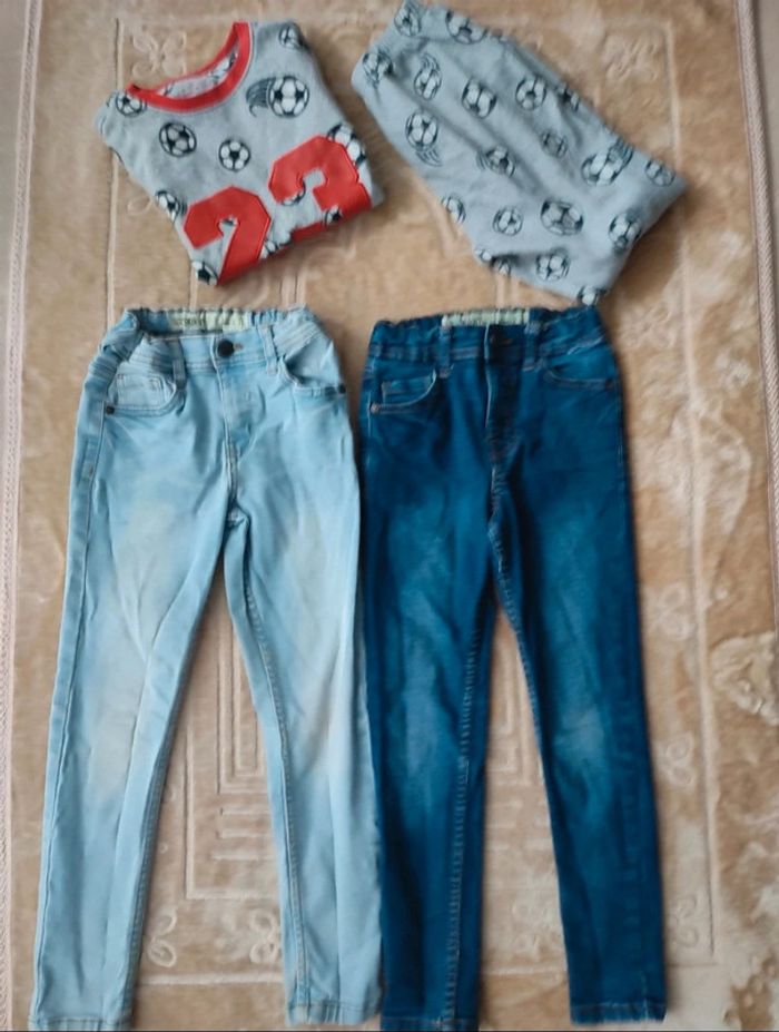 Ensemble Pyjamas + deux jeans 6/7 ans
