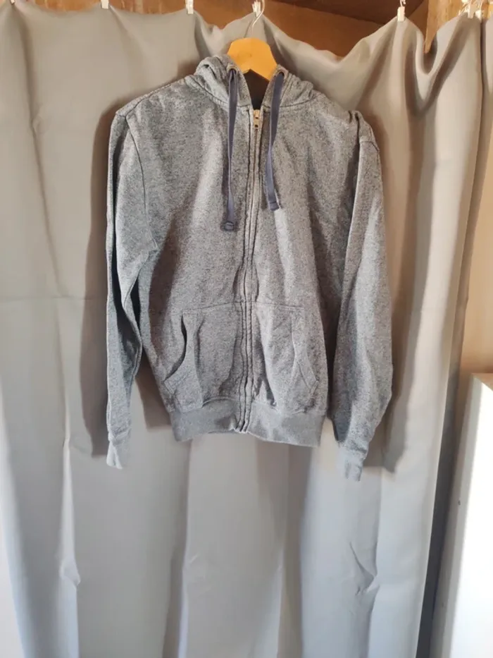 Sweat zippé a capuche