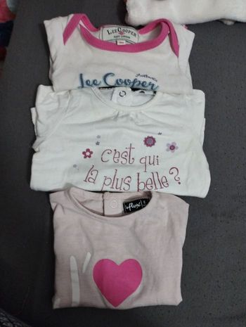 Je vend un body, un sweat , un tee short.