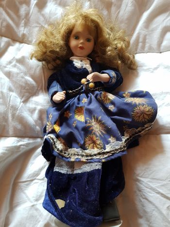 Poupée de collection en porcelaine