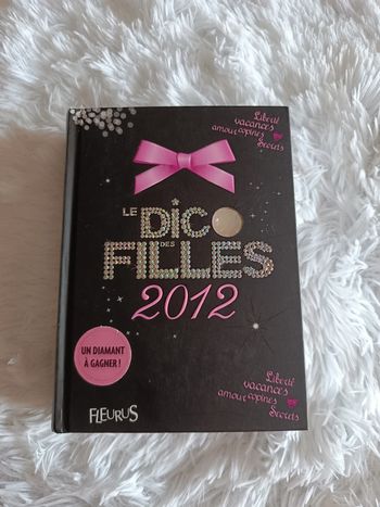 Livre Le dico des Filles 2012 _ Fleurus