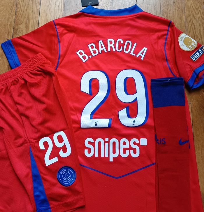 Beaucoup de football taille 10 ans modèle Barcola rouge extérieur PSG 2026
