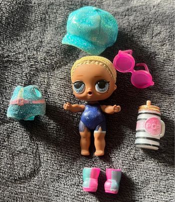 Petite poupée Lol surprise et accessoires comme sur la photos ( 7 )