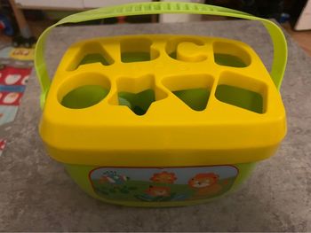 Seau avec forme bébé