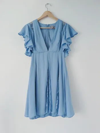 Robe volantée dentelle décolleté bleu ciel mariage chic soirée élégant ASOS taille 36