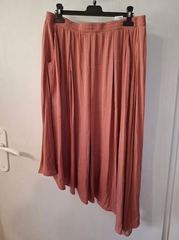 Jupe asymétrique rose poudre taille 40 en très bon état 