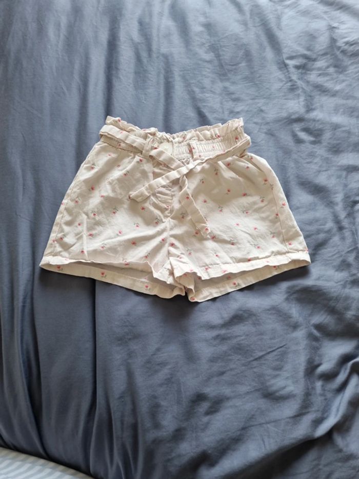 Short bébé fille 24 mois kiabi crème fleurs roses très bon état