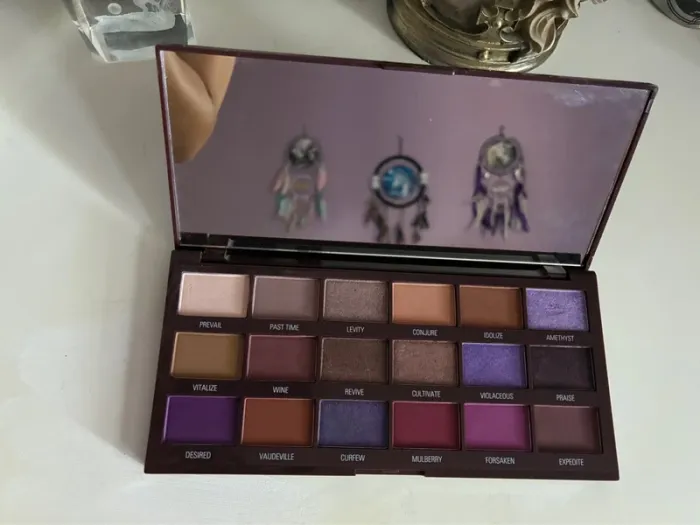 Palette chocolate Violet, 18 fards, Makeup Revolution. - photo numéro 4