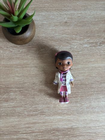 Figurine poupée la docteur peluche 