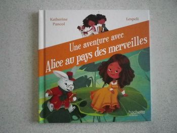 UNE AVENTURE AVEC ALICE AU PAYS DES MERVEILLES