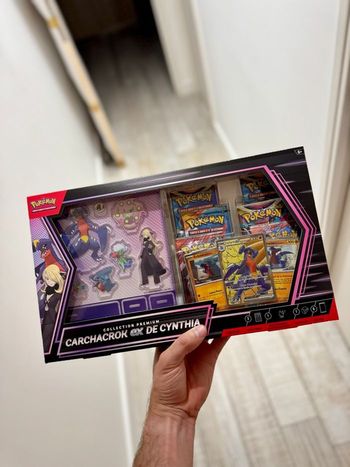 Coffret Pokémon Collection Premium Carchacrok ex de Cynthia - Neuf Scellé