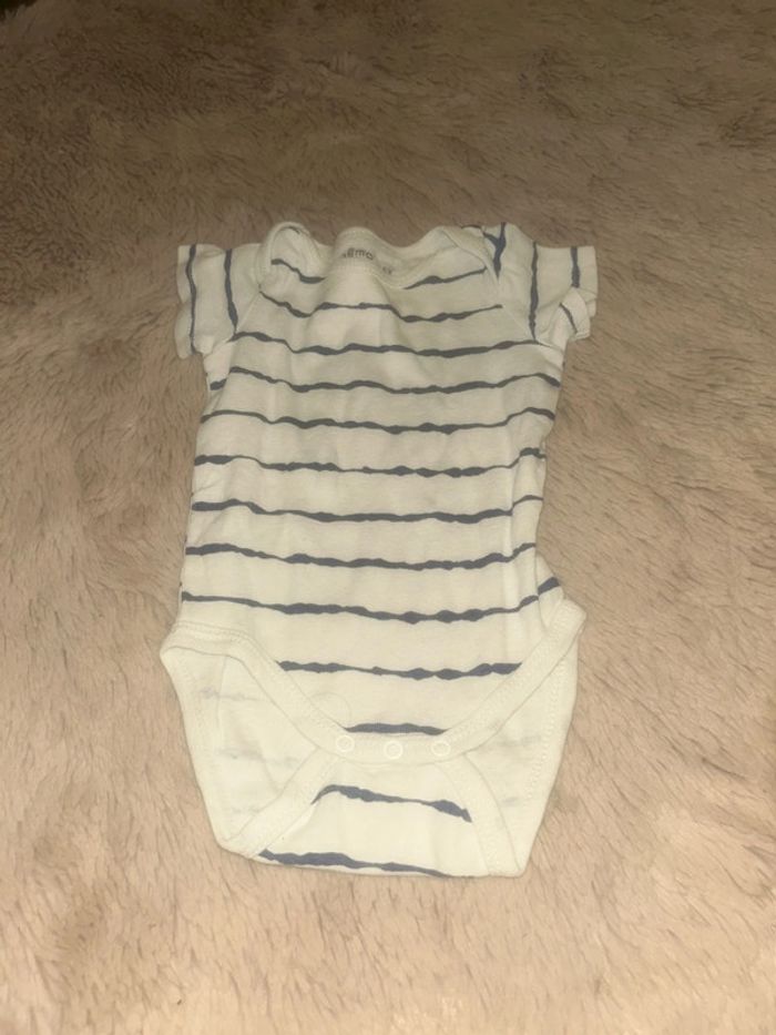 lot de pyjamas et bodies avec un bas de jogging 6 mois - photo numéro 3