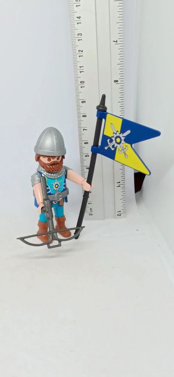 Homme chevalier avec drapeau et arbalète playmobil