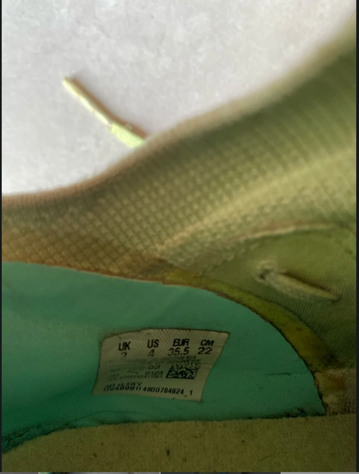 Chaussures de foot taille 35,5 - photo numéro 1