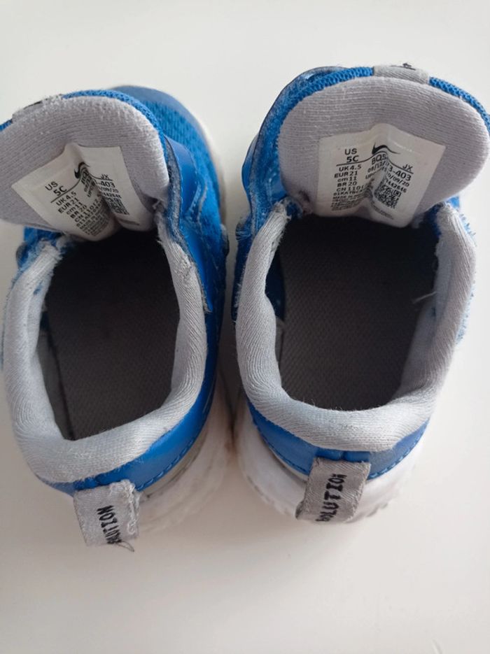 Baskets Nike taille 21 - photo numéro 4