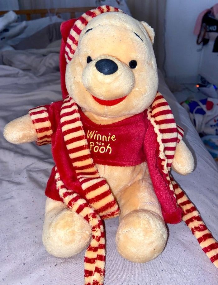 Peluche Winnie l’ourson Disney avec peignoir et écharpe